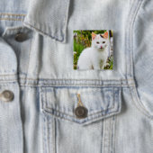 Badge Carré 5 Cm Bouton Kitten blanc (En situation)