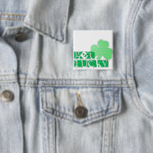 Badge Carré 5 Cm Bouton Lucky L Clover Shamrock St Patty S (En situation)