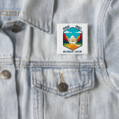 Badge Carré 5 Cm Bouton Me Demander Guide Musée (En situation)