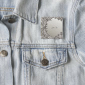 Badge Carré 5 Cm Bouton Moderne Orné Argenté (En situation)