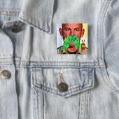 Badge Carré 5 Cm Bouton Moustache en colère (En situation)
