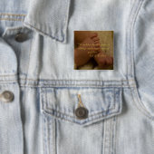 Badge Carré 5 Cm bouton pieds bébé (En situation)