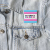 Badge Carré 5 Cm Bouton Pronouns (Pride Trans) (En situation)
