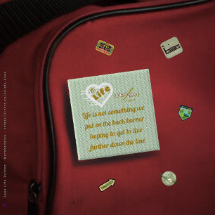 Badge Carré 5 Cm Bouton Sage Life par la poète Adiela Akoo