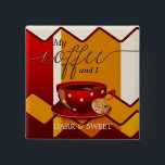 Badge Carré 5 Cm Bouton sucré de l'amant de café amusant<br><div class="desc">Un bouton mignon avec un café avec un biscuit à puce au chocolat sur un arrière - plan rétro. Ajoutez vos propres textes (drôles ou autres).</div>