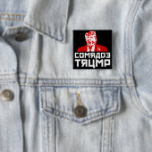 Badge Carré 5 Cm Bouton Trump : "COMRADE TRUMP" (Noir) (En situation)