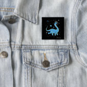 Badge Carré 5 Cm Brachiosaurus Bleu Dinos Dans L'Espace (En situation)