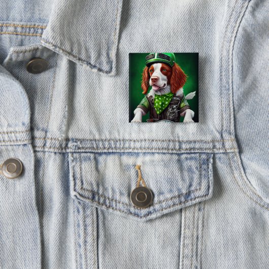 Badge Carré 5 Cm Brittany Spaniel conduite vélo St. Patrick's Day (En situation)
