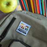 Badge Carré 5 Cm cacahuètes | Les cacahuètes s'unissent<br><div class="desc">Célébrez l'amitié et le plaisir avec ce bouton mettant en vedette l'ensemble du gang des cacahuètes. Parfait pour les fans des personnages Peanuts, ce bouton ajoute une touche de gaieté et de nostalgie aux sacs à dos, vestes, ou tout accessoire, apportant la joie de Charlie Brown, Snoopy, et amis partout...</div>