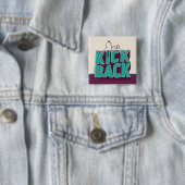Badge Carré 5 Cm cacahuètes | Snoopy Kickback (En situation)