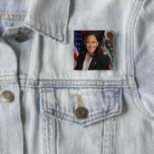 Badge Carré 5 Cm Candidat Kamala Harris à la présidence US 2024 (En situation)