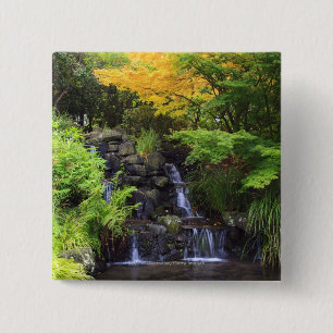 Badge Carré 5 Cm Cascade brouillée de roche, arbres verts et