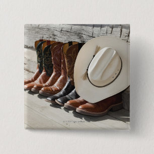 Badge Carré 5 Cm Casquette de cowboy sur la rangée des bottes de