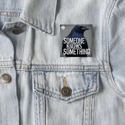 Badge Carré 5 Cm CBC Quelqu'Un Sait Quelque Chose (En situation)