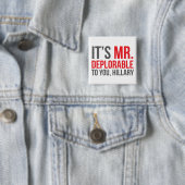 Badge Carré 5 Cm C'est Mme Deplorable à vous, Hillary (En situation)