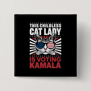 Badge Carré 5 Cm Cette dame au chat sans enfant vote Kamala 2024