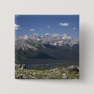 Badge Carré 5 Cm Chaîne et lac de montagne de sur une montagne