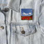 Badge Carré 5 Cm Champ complètement des fleurs rouges (En situation)