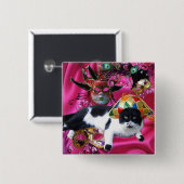 BADGE CARRÉ 5 CM CHAT AVEC CASQUETTE HARLEQUIN ET MASQUERADE DE FÊT (Devant & derrière)