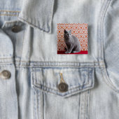 Badge Carré 5 Cm Chat (bleu russe) et papier peint arrière - plan (En situation)