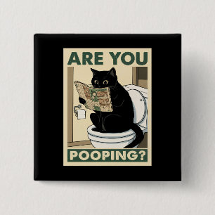 Badge Carré 5 Cm Chat hilarant lisant un journal dans les toilettes