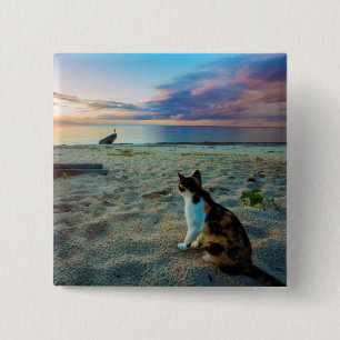 Badge Carré 5 Cm Chat se reposant sur une plage
