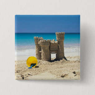 Badge Carré 5 Cm Château et seau de sable sur la plage tropicale
