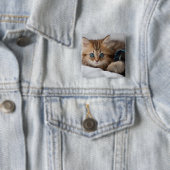 Badge Carré 5 Cm Chaton avec des yeux bleus (En situation)