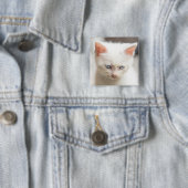 Badge Carré 5 Cm Chaton blanc (En situation)