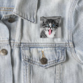 Badge Carré 5 Cm Chaton drôle (En situation)