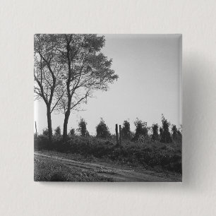 Badge Carré 5 Cm Chemin de terre par le champ B&W