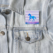 Badge Carré 5 Cm Cheval sauvage en Aquarelle bleu et violet (En situation)