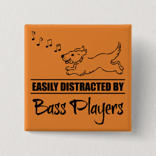 Badge Carré 5 Cm Chien courant facilement distrait par des