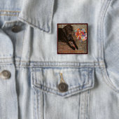 Badge Carré 5 Cm Chien d'Halloween avec dent sucrée (En situation)