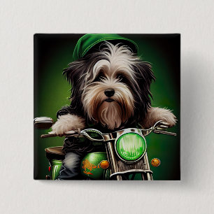 Badge Carré 5 Cm Chien Havanais conduisant un vélo la Saint-Patrick