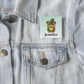 Badge Carré 5 Cm Chouette mignonne dans un chapeau vert (En situation)