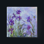 Badge Carré 5 Cm Claude Monet - Lilac Irises / Iris Mauves<br><div class="desc">Lilac Irises / Iris Mauves - Claude Monet,  1914-1917</div>