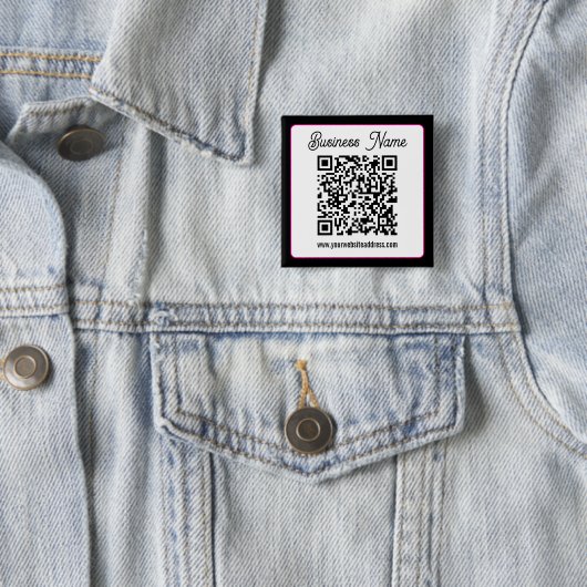 Badge Carré 5 Cm Code QR avec écriture cursive script (En situation)