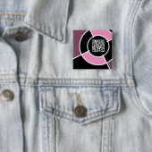 Badge Carré 5 Cm code QR du bullseye rose (En situation)