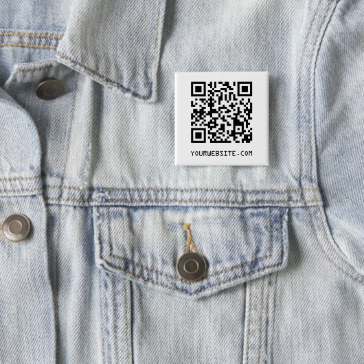 Badge Carré 5 Cm Code QR personnalisable Votre lien de page Web (En situation)