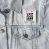 Badge Carré 5 Cm Code QR scannable avec écriture manuscrite en scri (En situation)