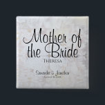 Badge Carré 5 Cm Coeurs et pivoines blancs chic Mère de la mariée<br><div class="desc">Ce bouton d'étiquette de nom magnifique est parfait pour identifier les membres clés de la fête de mariage à la douche nuptiale, dîner de répétition ou réception de mariage. Conçu dans le cadre de notre Suite de Mariage Réflexions Blanches, il présente du texte noir sur un arrière - plan reflétant...</div>