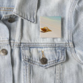 Badge Carré 5 Cm Conque Shell sur la plage 3 (En situation)