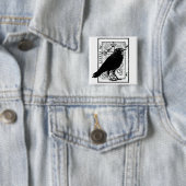 Badge Carré 5 Cm Corbeau et croix (En situation)