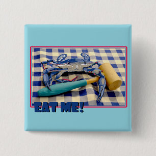 Badge Carré 5 Cm Crabe bleu avec maillet sur nappe à carreaux disan