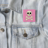 Badge Carré 5 Cm Crâne avec des os (En situation)