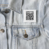 Badge Carré 5 Cm Créez instantanément un code QR pour n'importe que (En situation)