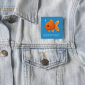 Badge Carré 5 Cm Cute Cartoon Goldfish on Blue Custom Name (En situation)