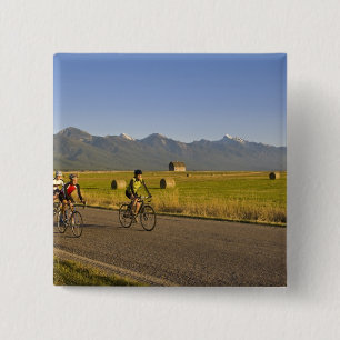 Badge Carré 5 Cm Cyclistes sur route descendent une route de campag