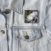 Badge Carré 5 Cm Cyclone tropical Baaz (En situation)